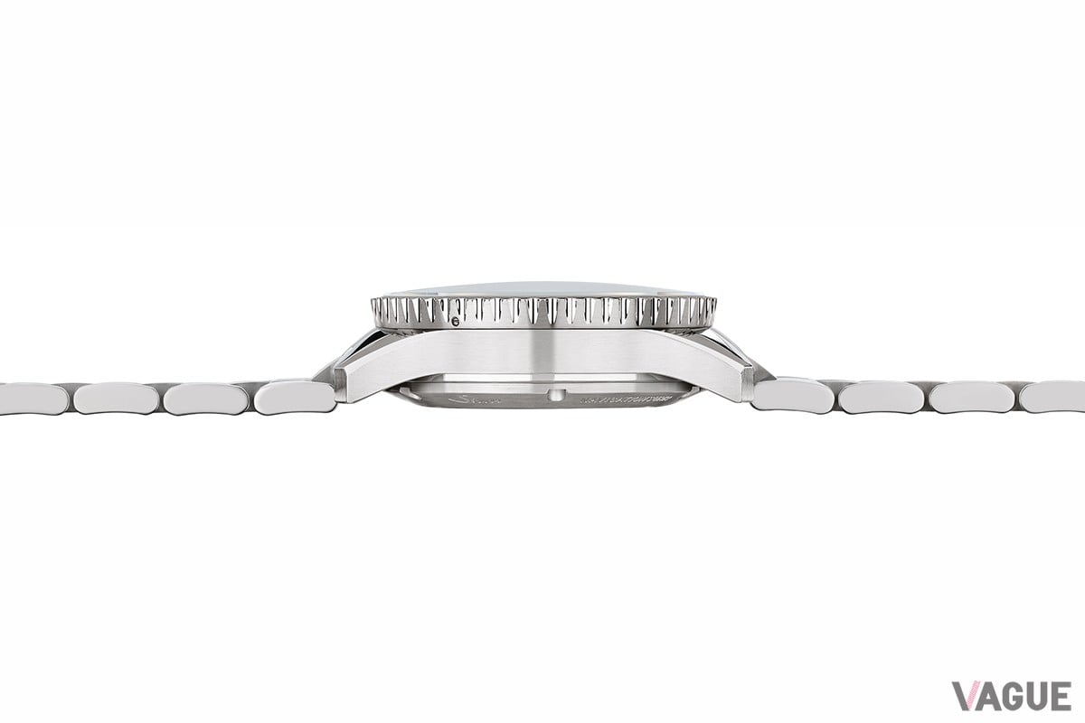 ステンレススチール製ケースは厚さ14.5mm、ケース径41mm