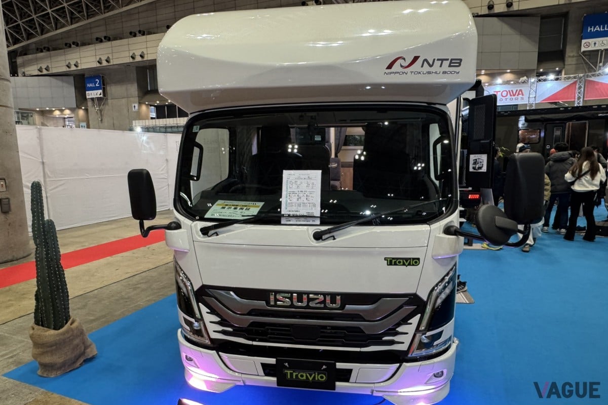いすゞ のキャンピングカー専用シャシ「Travio(トラヴィオ)」をベースにした日本特種ボディー(NTB)のキャンピングカー「カガヤキ 2段ベッドモデル」