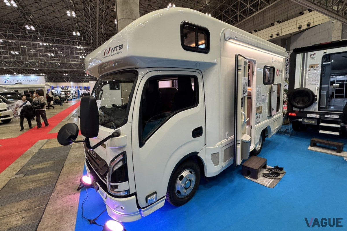いすゞ のキャンピングカー専用シャシ「Travio（トラヴィオ）」をベースにした日本特種ボディー（NTB）のキャンピングカー「カガヤキ 2段ベッドモデル」
