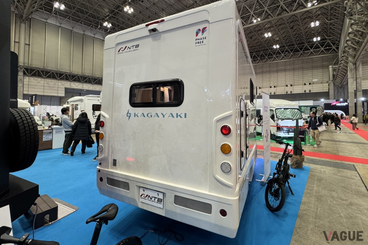 いすゞ のキャンピングカー専用シャシ「Travio（トラヴィオ）」をベースにした日本特種ボディー（NTB）のキャンピングカー「カガヤキ 2段ベッドモデル」