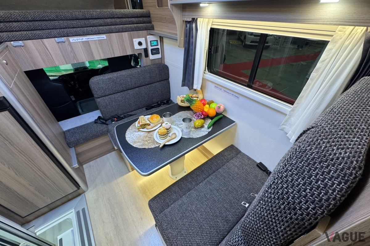 いすゞ のキャンピングカー専用シャシ「Travio（トラヴィオ）」をベースにした日本特種ボディー（NTB）のキャンピングカー「カガヤキ 2段ベッドモデル」