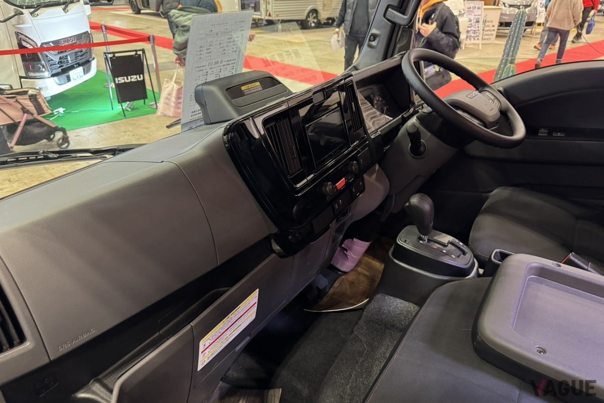 いすゞ のキャンピングカー専用シャシ「Travio（トラヴィオ）」をベースにした日本特種ボディー（NTB）のキャンピングカー「カガヤキ 2段ベッドモデル」
