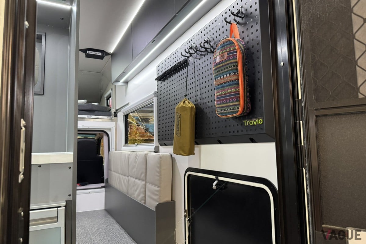 いすゞ のキャンピングカー専用シャシ「Travio（トラヴィオ）」をベースにした日本特種ボディー（NTB）のキャンピングカー「ストライカー」