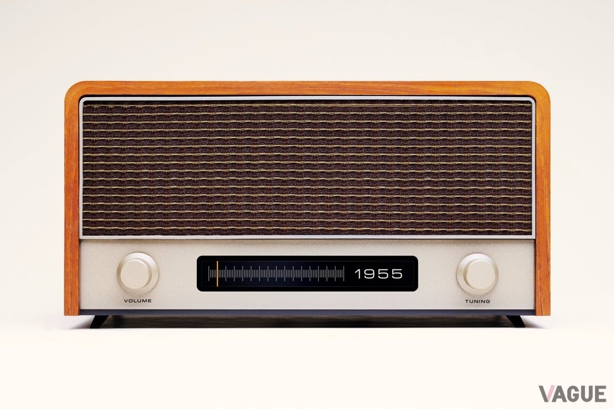 ダイヤルというシンプルな操作だけで年代を行き来できる設計は、スマートフォンに慣れていない高齢者でも使いやすい。テクノロジーを主張せず、生活に溶け込むデザインは、優れた家電製品に共通する体験設計の哲学を体現している