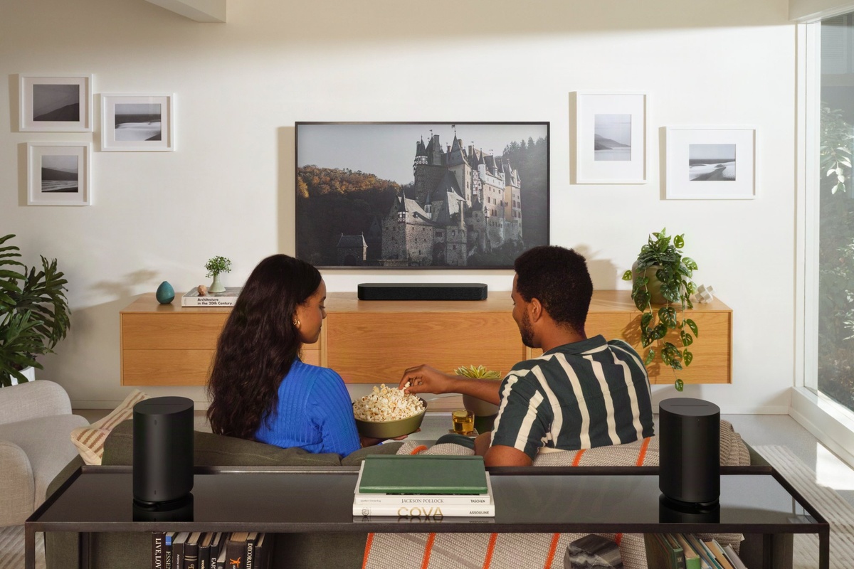 サウンドバー「Sonos Beam (Gen 2)」を起点に、「Era 100 SL」を2台リアスピーカーとしてつなげてホームシアターに。暮らしの変化に合わせて少しずつ広げていける、Sonosならではの体験だ