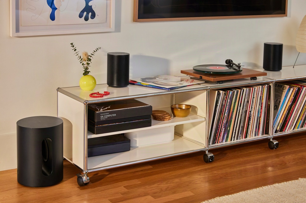 アナログレコードの温度感を、いまの住空間へ無理なく引き寄せる。「Era 100 SL」は、ターンテーブルのある暮らしを気負わず始めたい人にも似合う1台だ