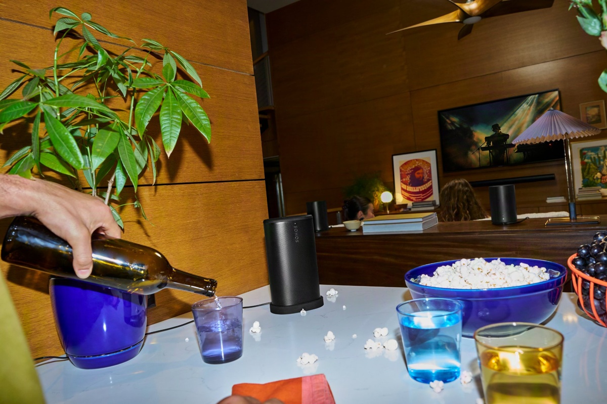 ダイニングテーブルに設置。1台で完結しながら、必要に応じてシステムへと広がっていく。「Sonos Play」の本質は、ポータブルスピーカーでありながら、家全体の音体験の一部として機能するところにある