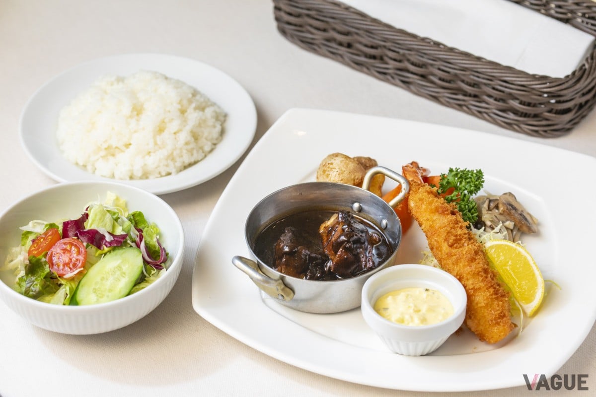 牛ほほシチュー&エビフライ3100円。ライスorパン、サラダ付き。こちらもエビフライはカニクリームコロッケに変更可能