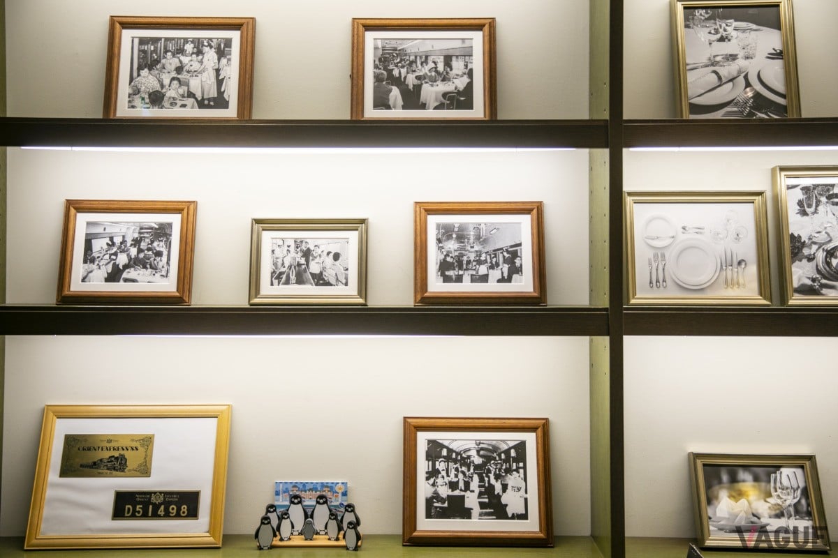 店の一角には、昔の食堂車の写真や路線図などが額に入って飾られている