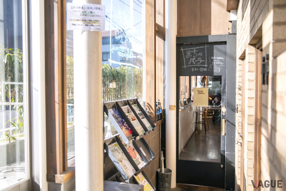 店舗入り口のドア。自動ドアから入ってすぐ左の階段を降りたところにある