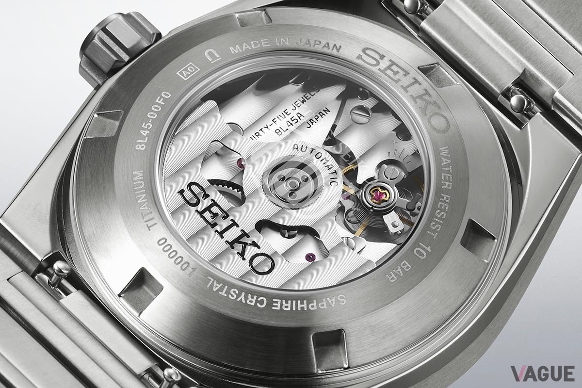 シースルーバックから眺めるキャリバー8L45。チタンのもつ低金属アレルギー性も選択のポイントとなるはず