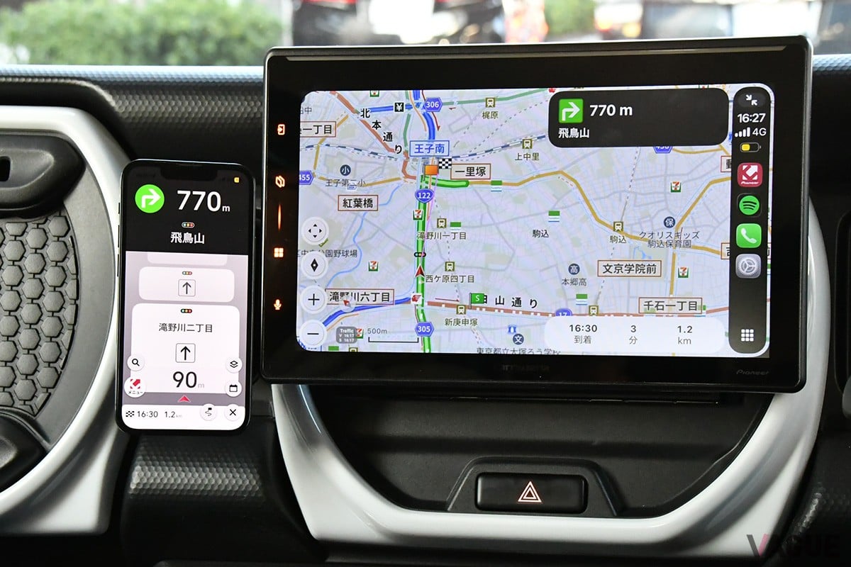 COCCHiをディスプレイオーディオに表示した様子。地図のデザインは車載ナビで培われた見やすい配色を生かしているほか、スマートフォンはサブディスプレイとして活用もできる