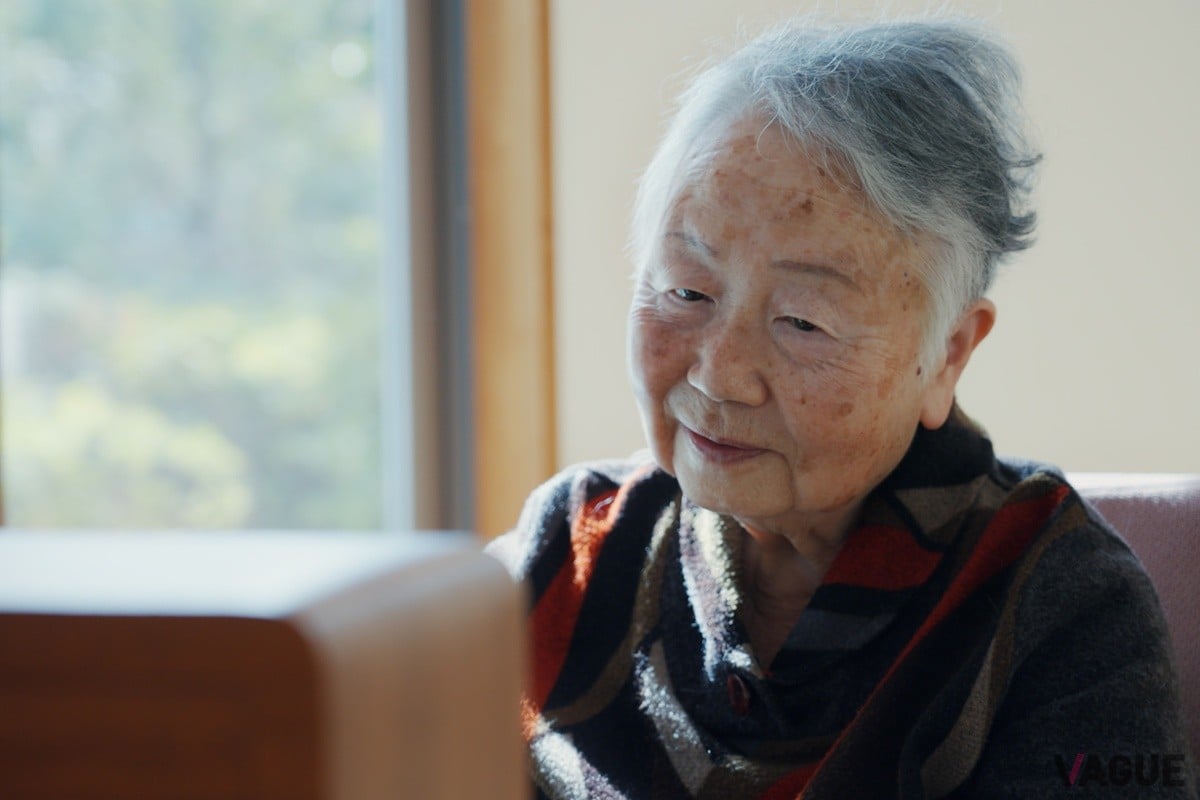 AIが過去のニュースを再構築し、懐かしい音楽と組み合わせることで“記憶を呼び起こすメディア体験”を作り出す。ラジオに静かに耳を傾ける高齢女性を見ていると、高齢化社会におけるAI活用の新しい可能性が感じられる