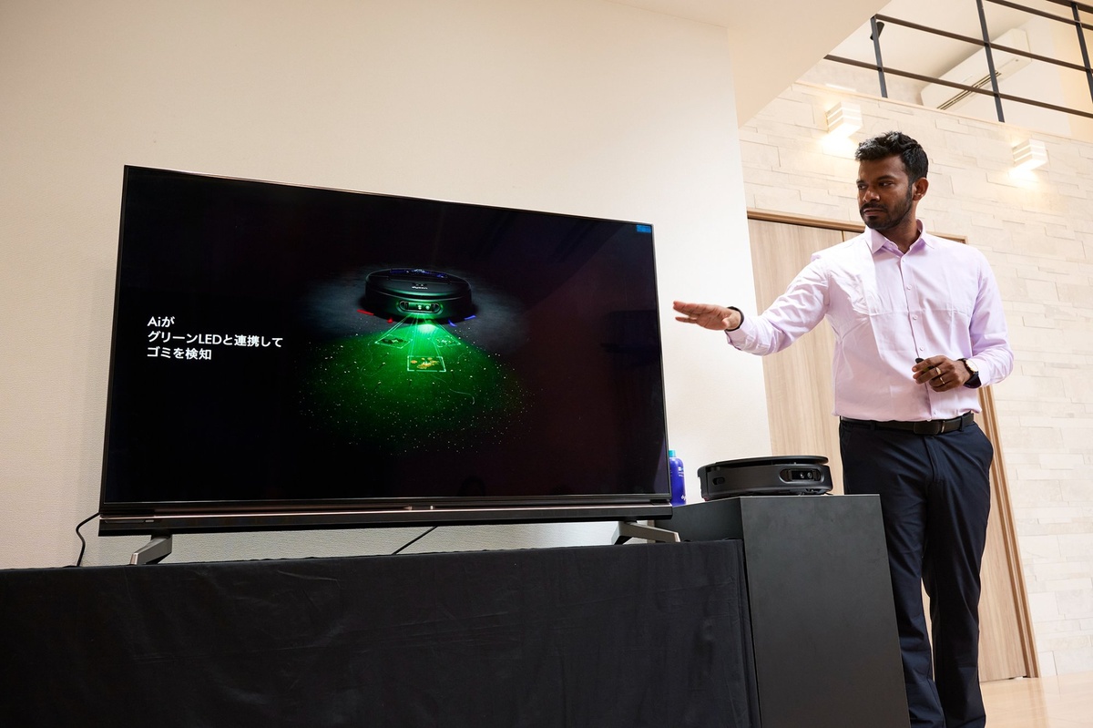 ダイソンのリードシステムエンジニア サルヴェシュワ・アルンプラサード氏。水拭きのDyson 02 Probiotic床用クリーナーも開発、ダイソンのセルフクリーニング機能と連動し、内部の配管やタンク、マイクロファイバーローラーから汚れとニオイを除去。ロボット掃除機以外にも使える