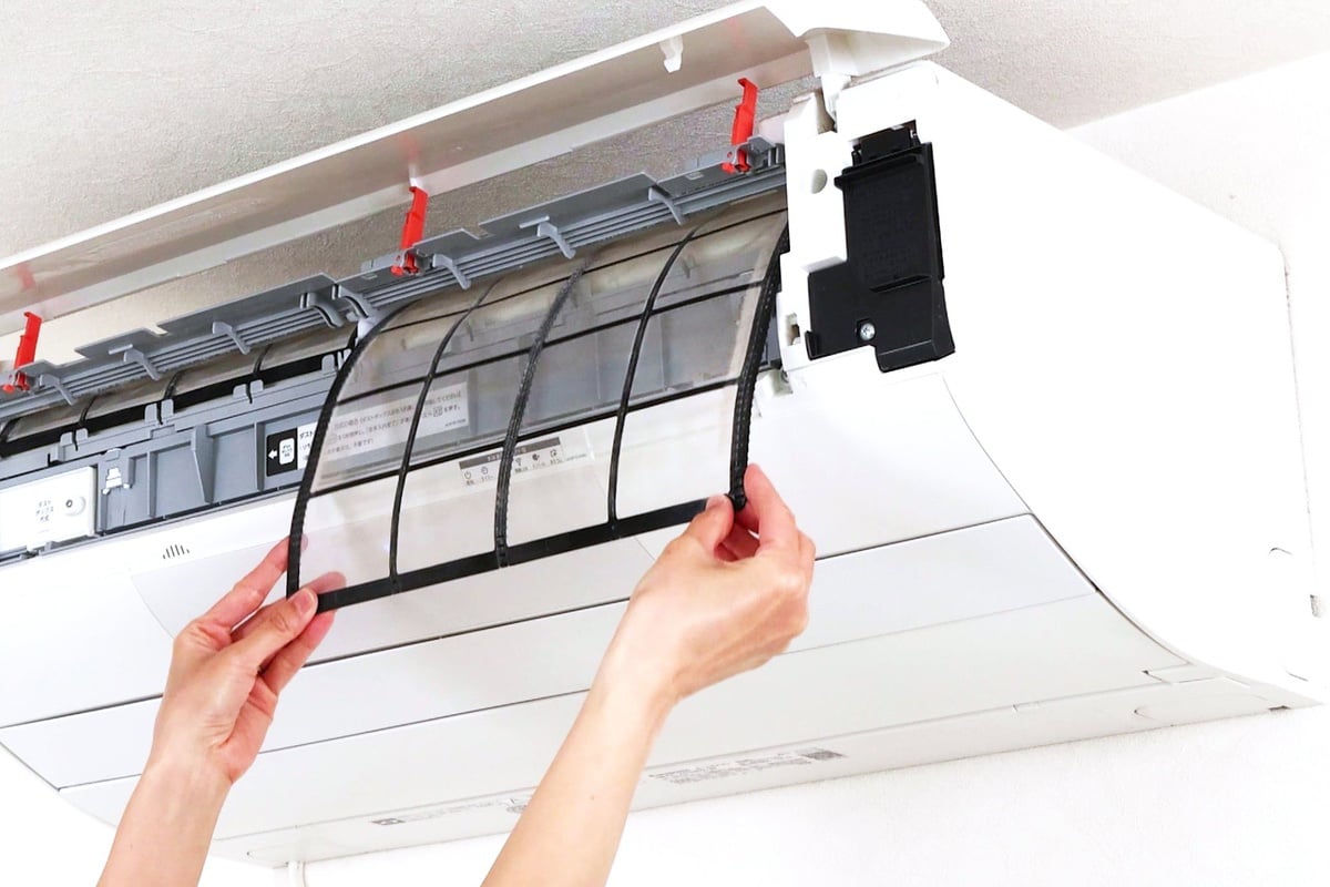 エアコン掃除は完璧じゃなくてもOK！ だけど「今」やるべき!? 原油高・物価高の夏に備えるための“電気代とカビ臭を抑える”基本とは