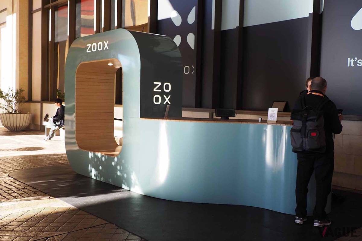 乗降場所に設置されているZOOXのカウンター。今はヘルプデスクとして機能しているが、有料化が始まるとそのサポートも行われそうだ