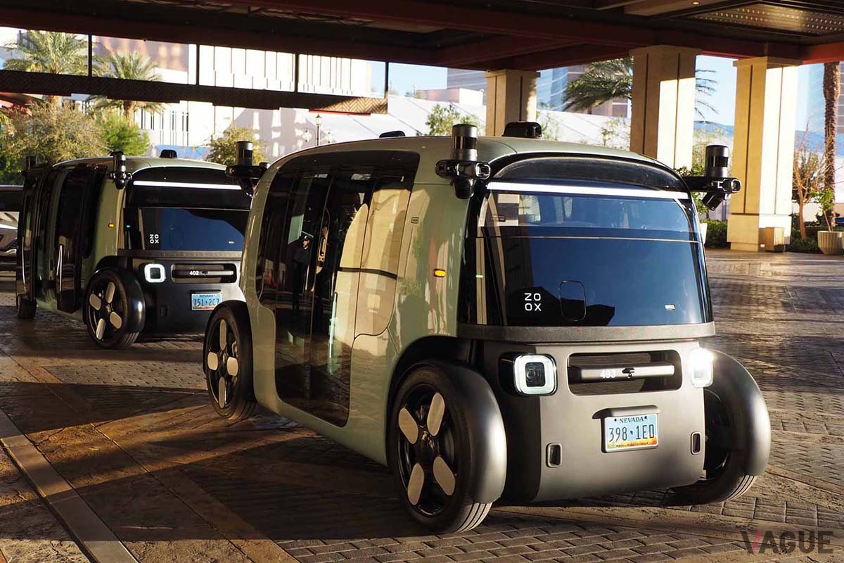 乗車場所では次々にZOOXが到着するため、配車予約した車両ナンバーを頼りに自分たちの車両を探す