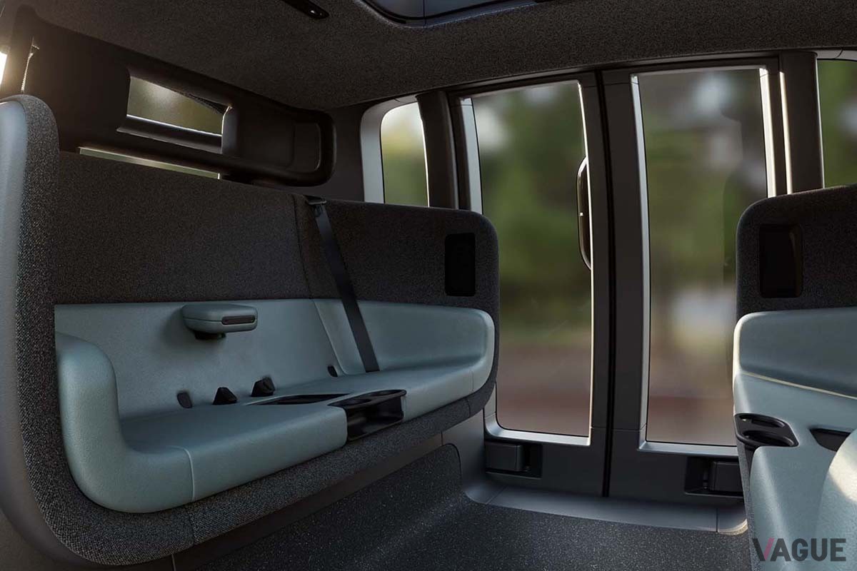 車内では2×2シートに向かい合わせで座る。膝がぶつかることもなくタクシーとして使うには十分な広さがあると感じた(写真：ZOOのホームページより)