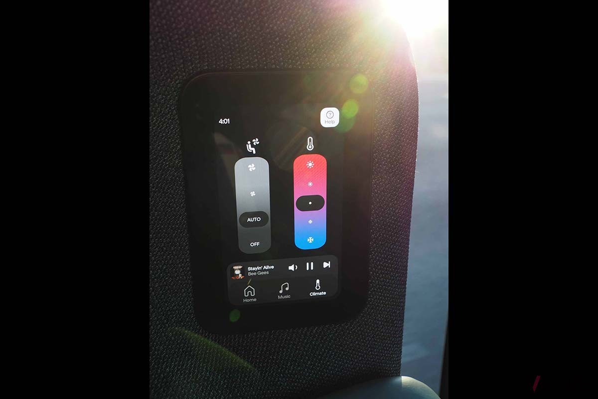 車内では空調のコントロールや乗車中に聴きたいBGMのジャンルを選ぶことができる