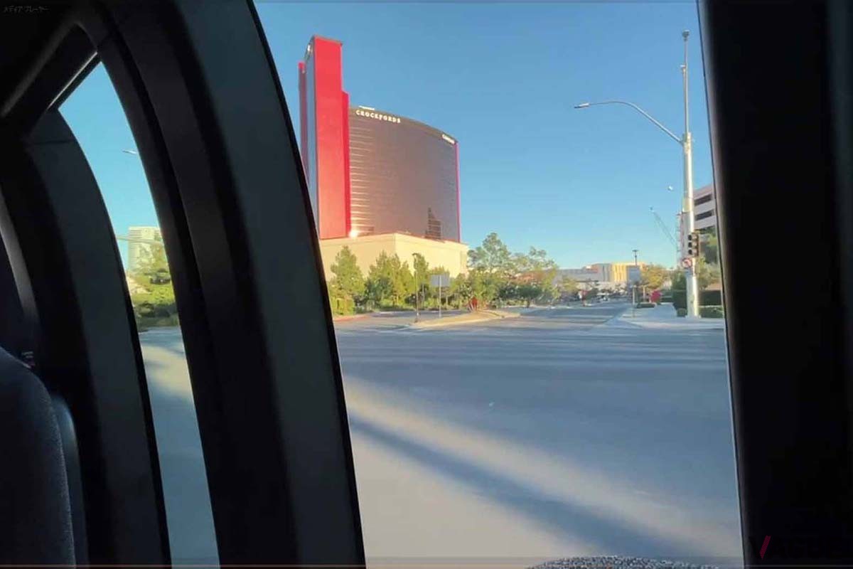 目的地に到着すると手元の画面でそれを知らされる。「Open doors」をタップするとドアが開く