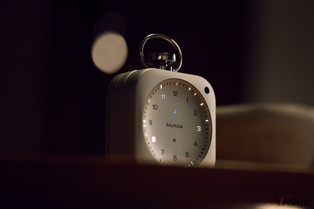 雨音や暖炉の音などの環境音と光のゆらぎで空間を整える「Relax Time」モード。寝室やリビングに静かな時間をつくり出す