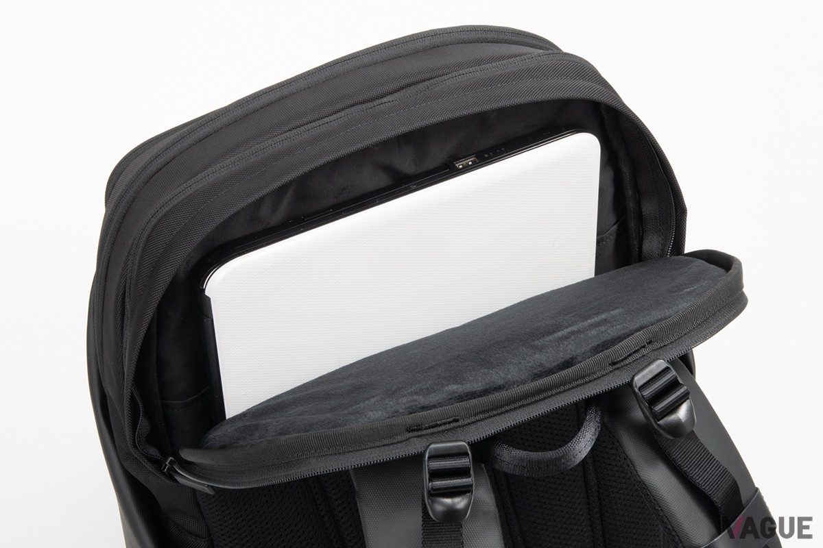 PC収納部：ノートPCを収納でき、内側の一部に柔らかな起毛生地を使用