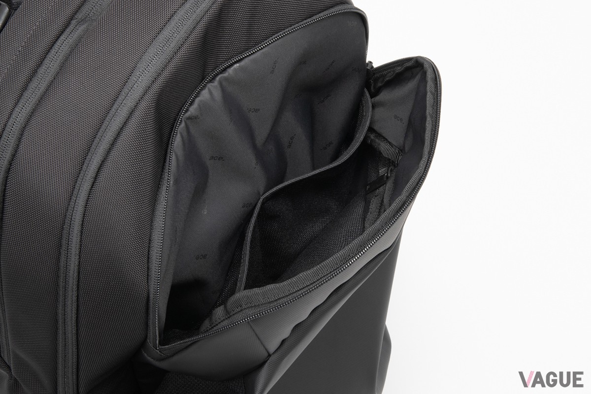 フロントポケット：衣類などのかさばる荷物を収納でき、メッシュ素材のファスナーポケットとクッションスリーブを装備