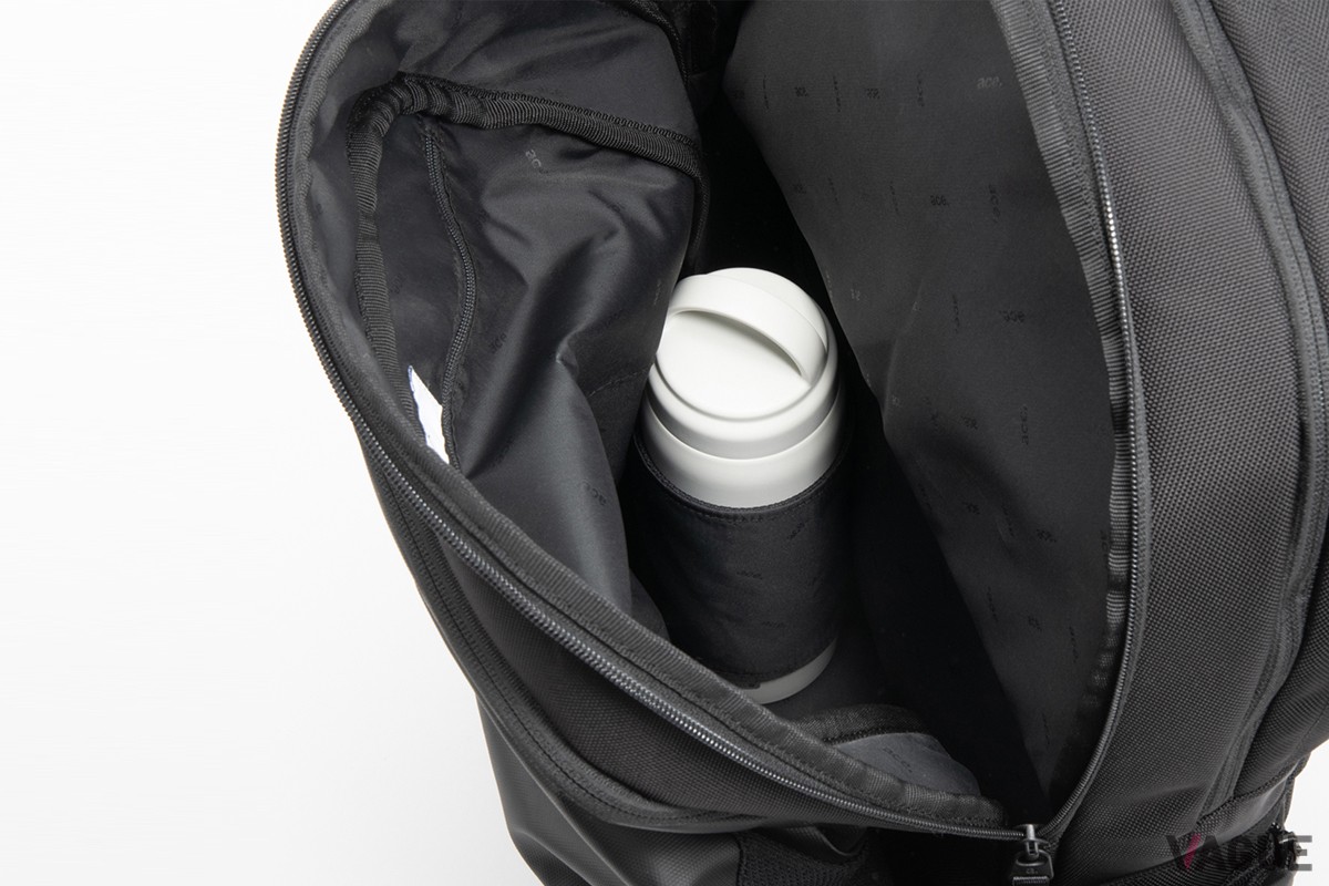 メインコンパートメント：書類などのビジネスツールを収納でき、内装にファスナーポケットとボトルホルダーを装備