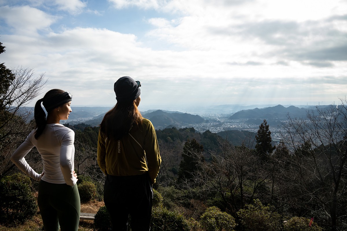 東京の里山の入り口として近くの尾根からは都心部までを一望できる