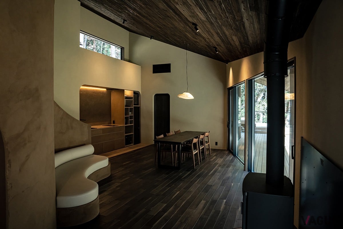 余白と温もりを感じられる広々とした室内空間