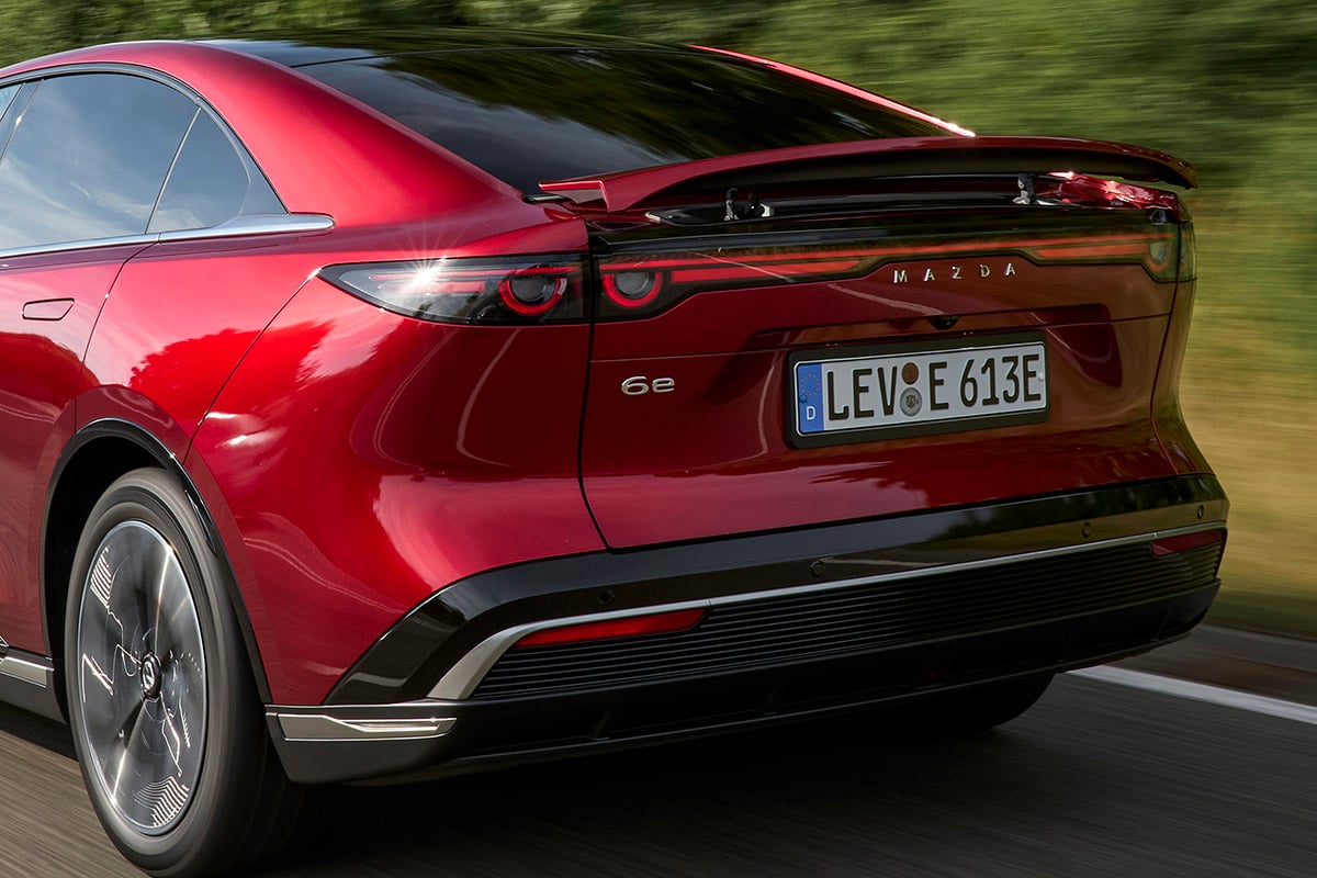 「なぜ日本で売らない!?」全長4.9m超の“美しすぎるクーペセダン”が世界一を獲得！「マツダ6e」に国内のSNSがザワつく理由