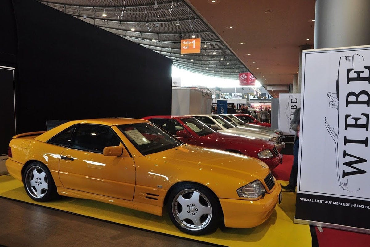 世界に24台だけのボディ色“イエローストーン”をまとった1997年式のメルセデス・ベンツ「SL500」（C）eBay