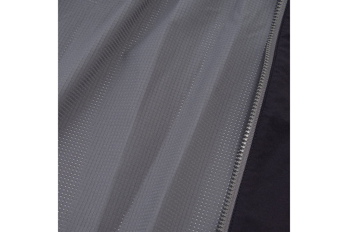 前面と背面で異なる高機能素材を使い分けたカリマーの新発想ソフトシェル「active softshell」シリーズ