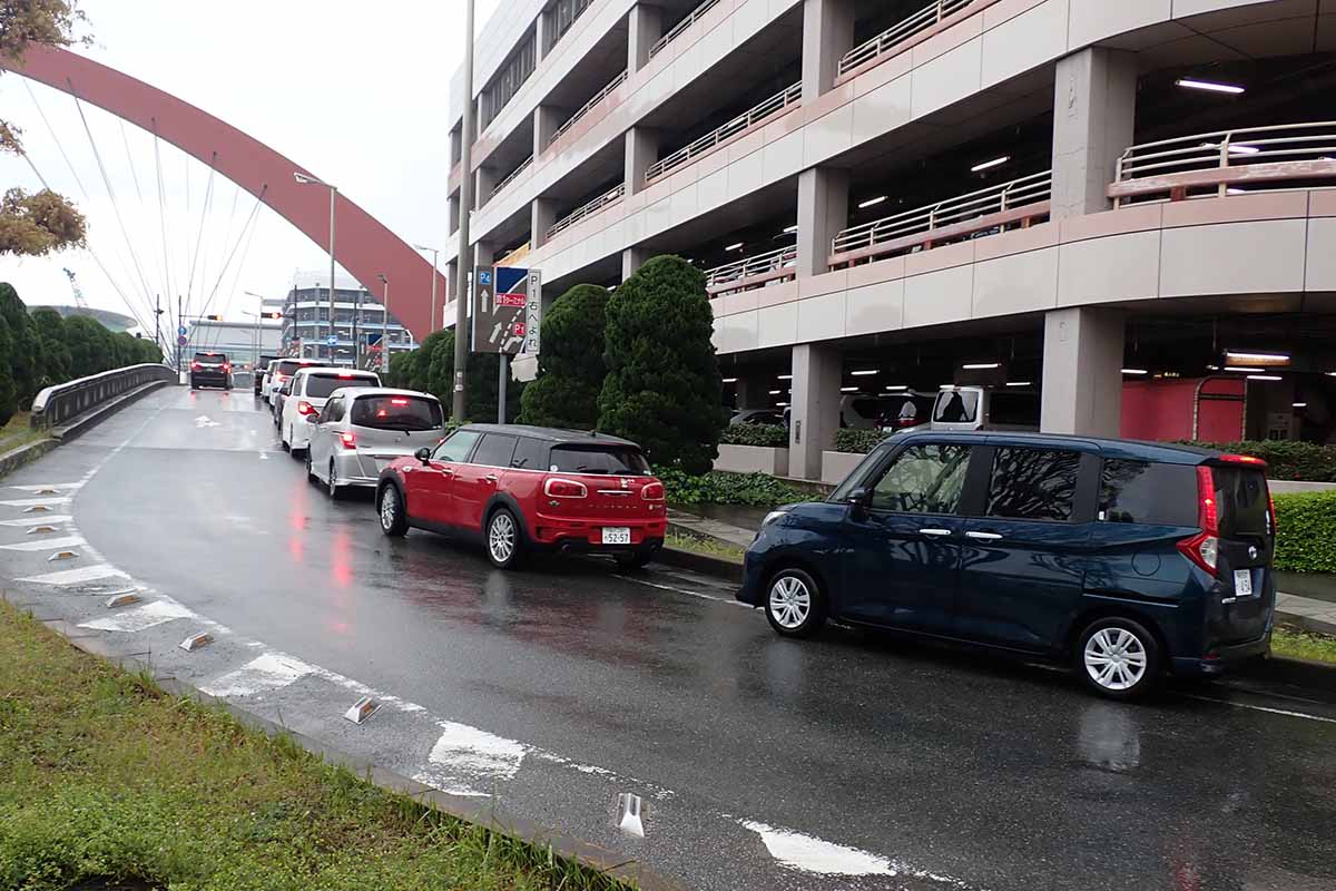 P1駐車場の入庫待ち列。動かない列に痺れを切らして離脱するクルマ、ドライバー以外がクルマを降りて徒歩でターミナルに向かうクルマもちらほら
