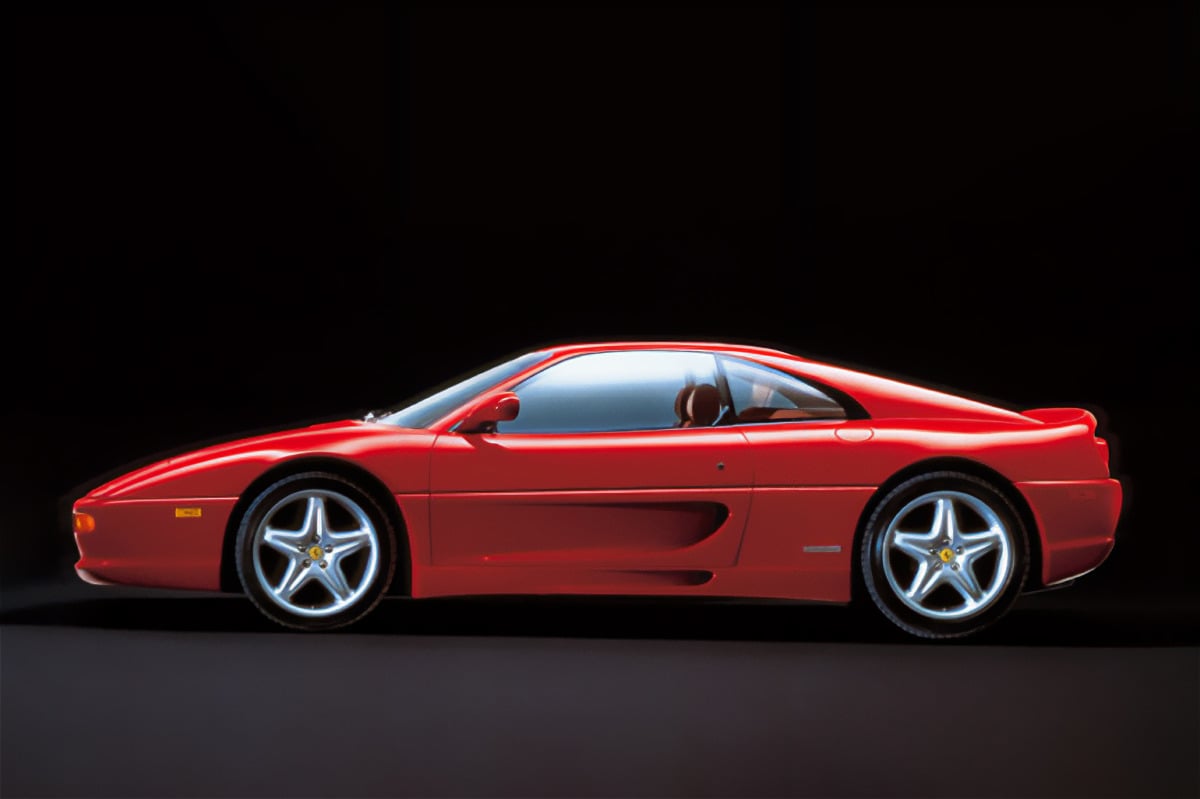 サイドにエアインテークフィンなどを備えていた「348」に比べ、すっきりしたエクステリアに