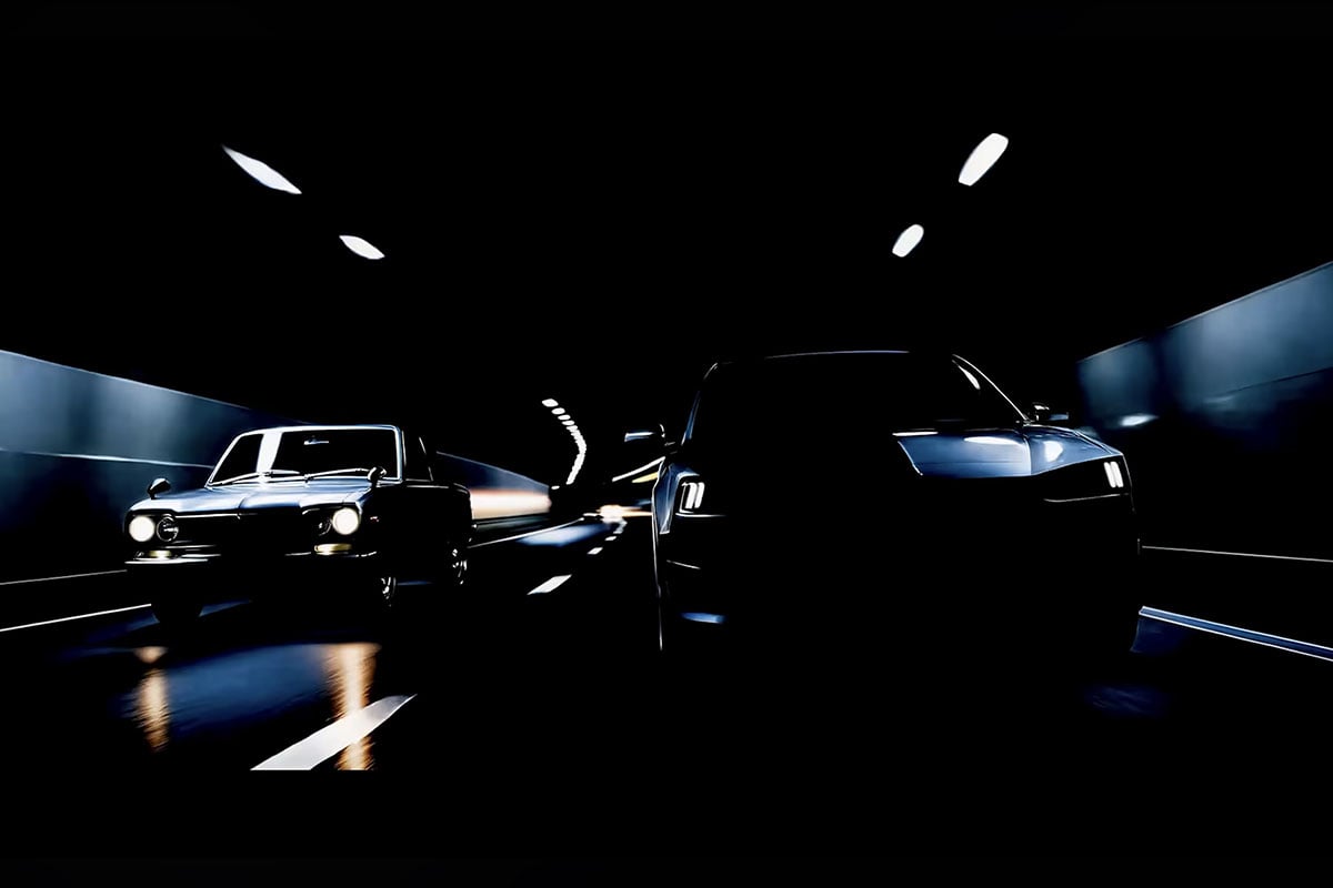 日産の次期型「スカイライン」（写真右）