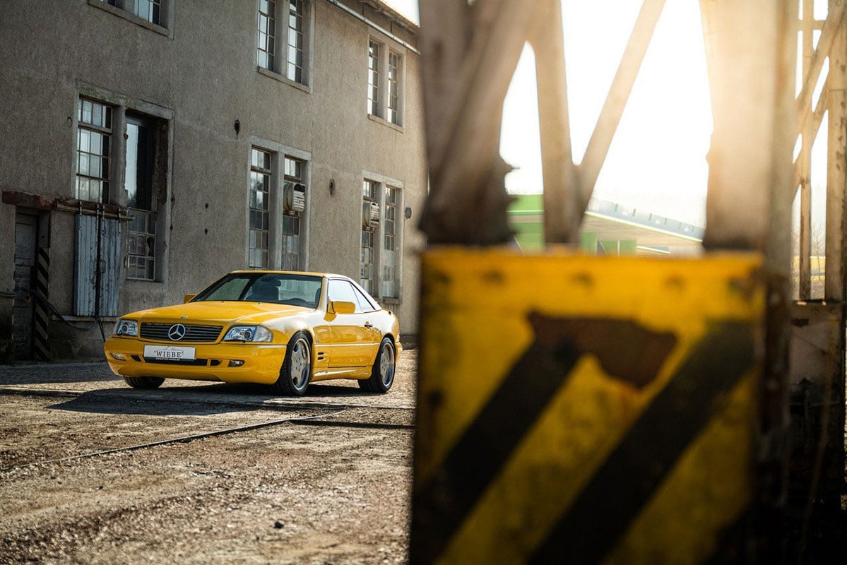 世界に24台だけのボディ色“イエローストーン”をまとった1997年式のメルセデス・ベンツ「SL500」（C）eBay