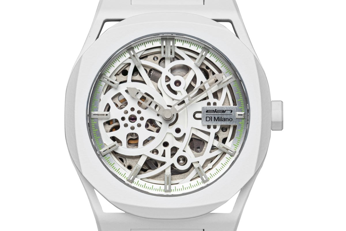 ダイヤルから自動巻きムーブメントの動きを鑑賞できるデザインが特徴