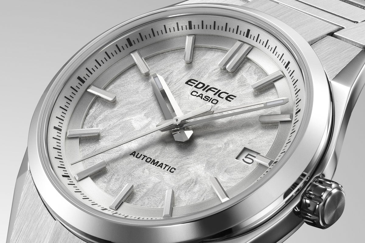 3針と日付表示というシンプルな組み合わせが、スポーティかつ洗練された表情を持つテクスチャーダイヤルを一段と際立てている