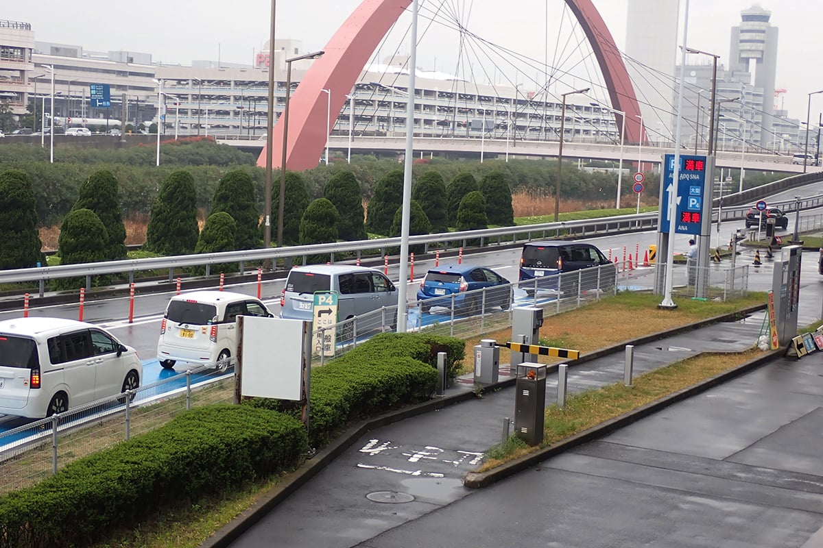 P4駐車場の入庫待ち列。収容台数はP1〜P3駐車場よりも700台程度多い3087台なので、入庫待ち台数が同じなら理論上は待ち時間が少なくなる