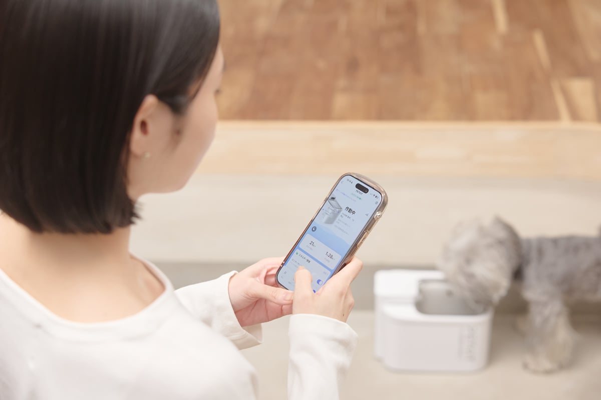 専用アプリにBluetooth接続することで、給水モードの設定やフィルターの状態確認や、外出先からの遠隔操作も可能