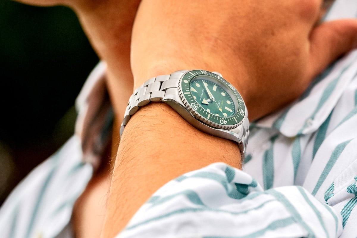 スリムで低重心な作りは、手首に吸い付くようにフィット