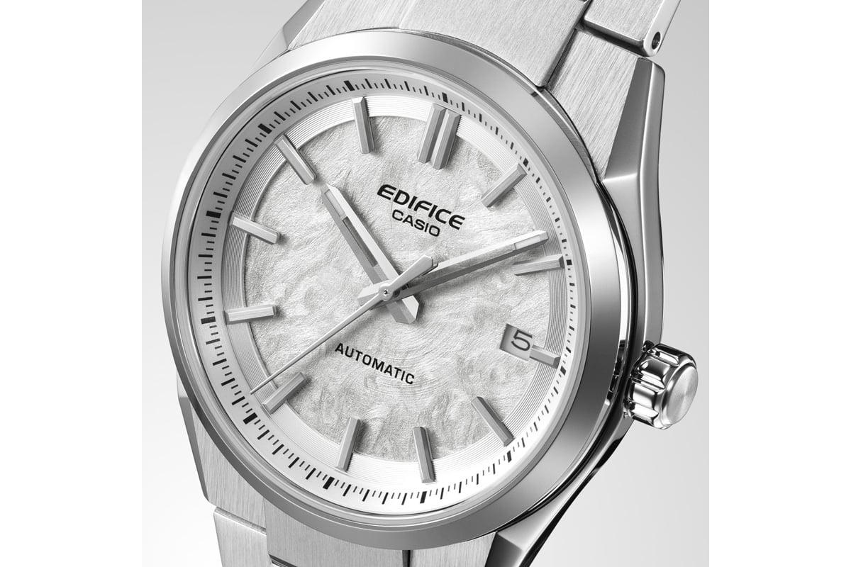 面で構成されたソリッドな造形に仕上げられた、装着感の高い38mmのコンパクトケース