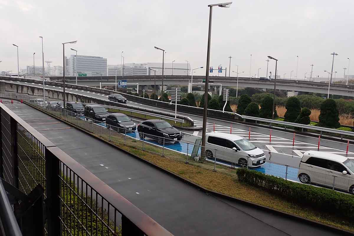 P4駐車場の入庫待ち列。かつては第2ターミナル出発ロビー側（画面奥のスロープ）から入庫できたが、現在はラバーコーンで仕切られ、入庫は到着ロビー側からのみとなってる