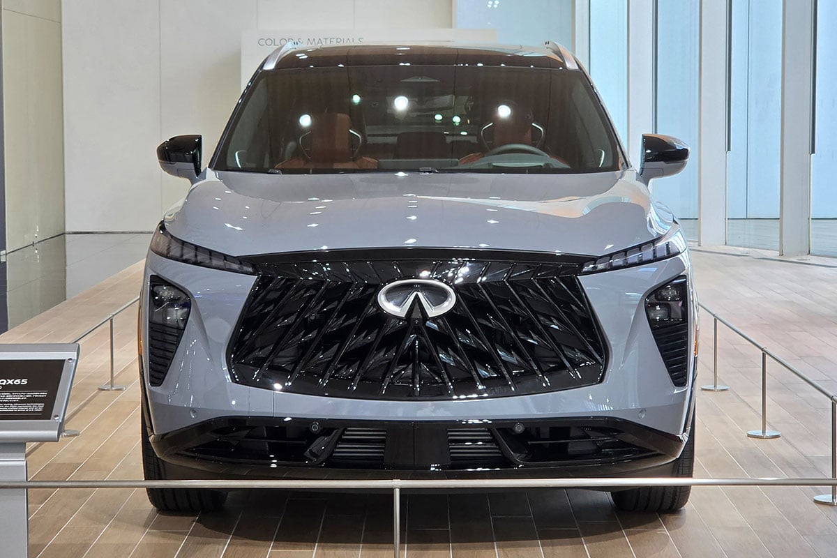 日産グローバル本社ギャラリーで特別展示されたインフィニティ新型「QX65」