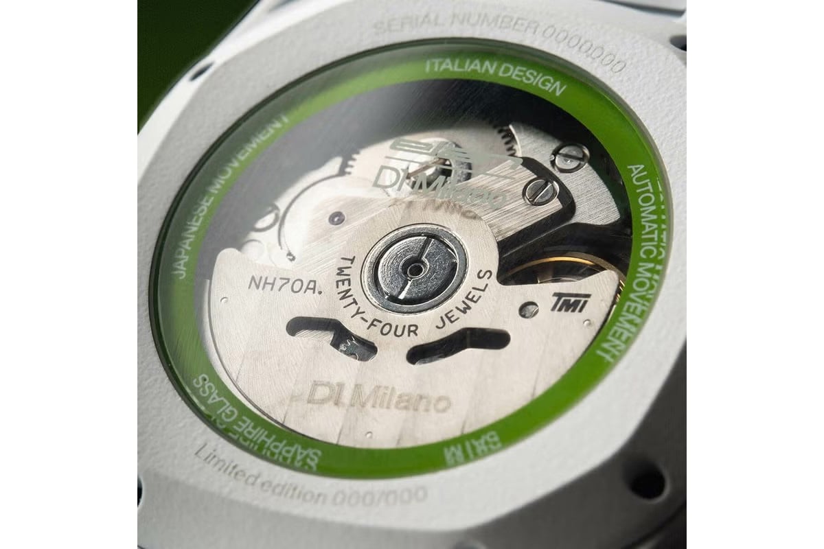 ケースバックのローター外周リングやダイヤルのミニッツトラックには、Elanを象徴するグリーンをアクセントとして採用