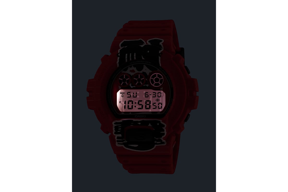 LEDバックライトを点灯すると“耐衝撃”の衝の文字が浮かび上がる