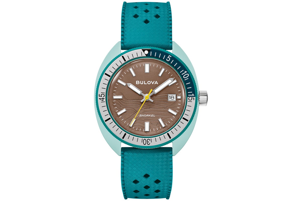 全モデルのダイヤルには波模様のレリーフが施されている