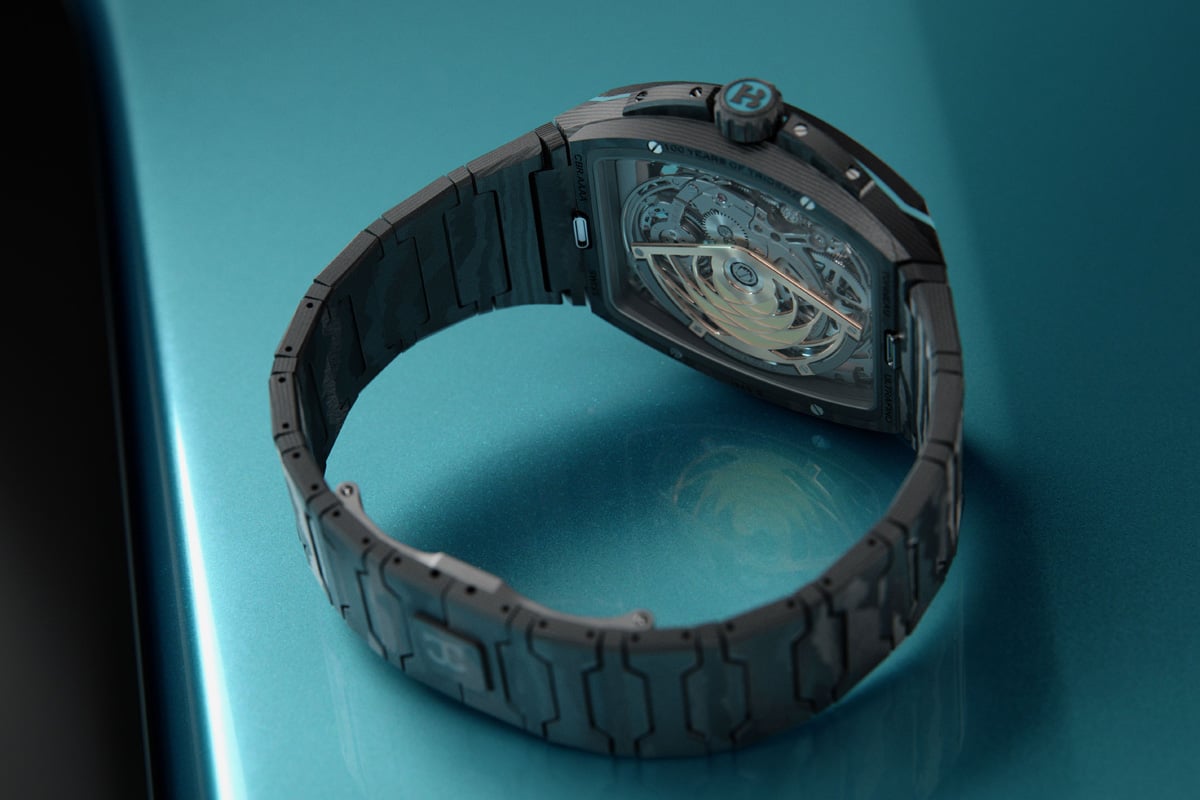 シースルバックからトゥールビヨンの緻密な動きを鑑賞できる