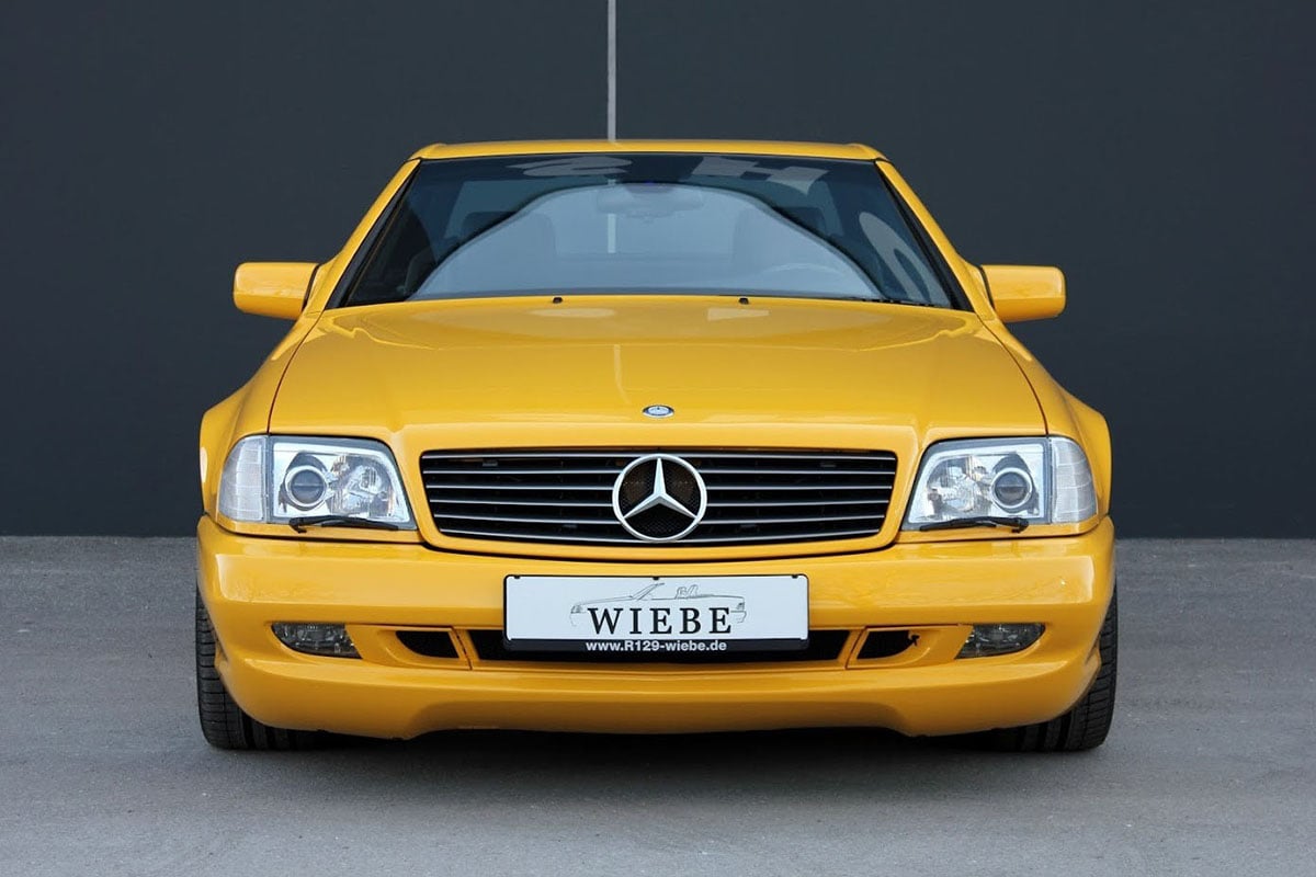 世界に24台だけのボディ色“イエローストーン”をまとった1997年式のメルセデス・ベンツ「SL500」（C）eBay